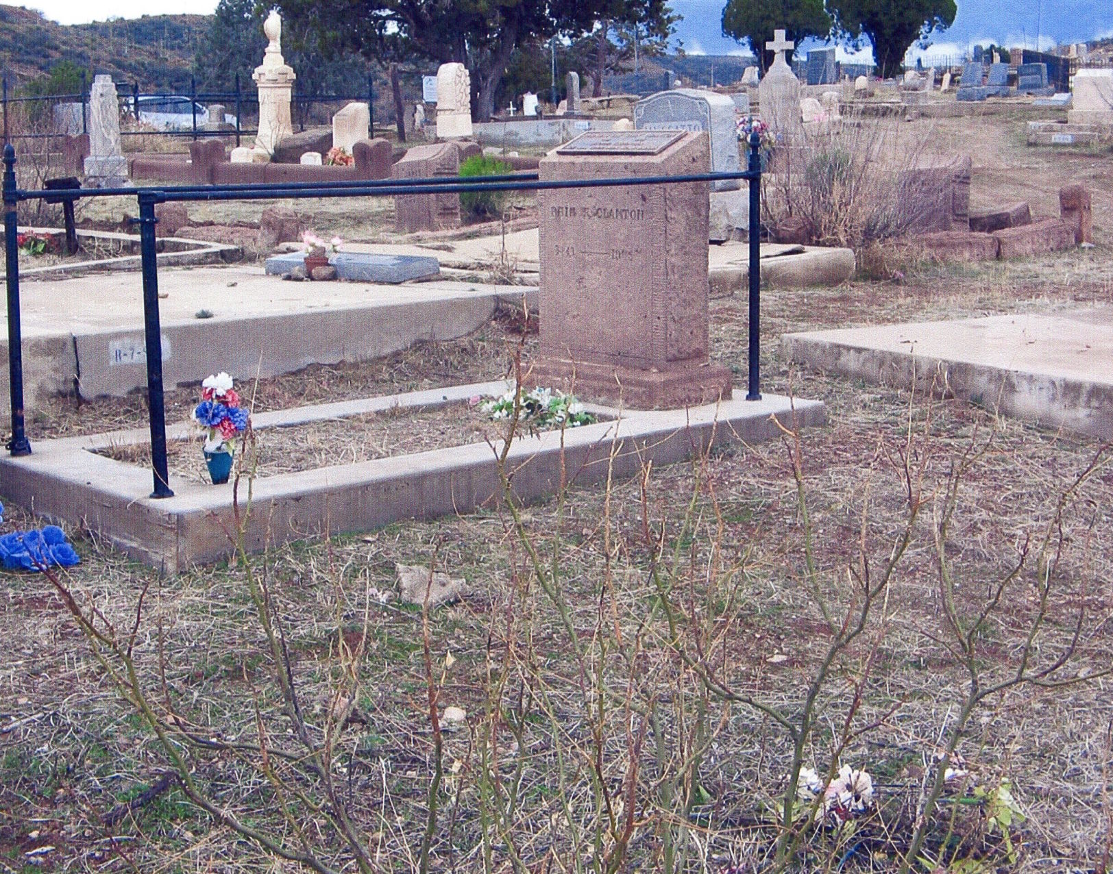 •Phin Clanton with marker Pete Spencer without Globe Cemetery.jpg